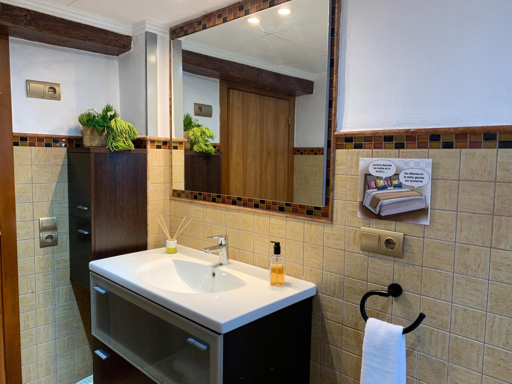 منزل الضيف ديلتيبري  في Casa Enric , Con Zona Infantil, Piscina Y Parking Privado المظهر الخارجي الصورة
